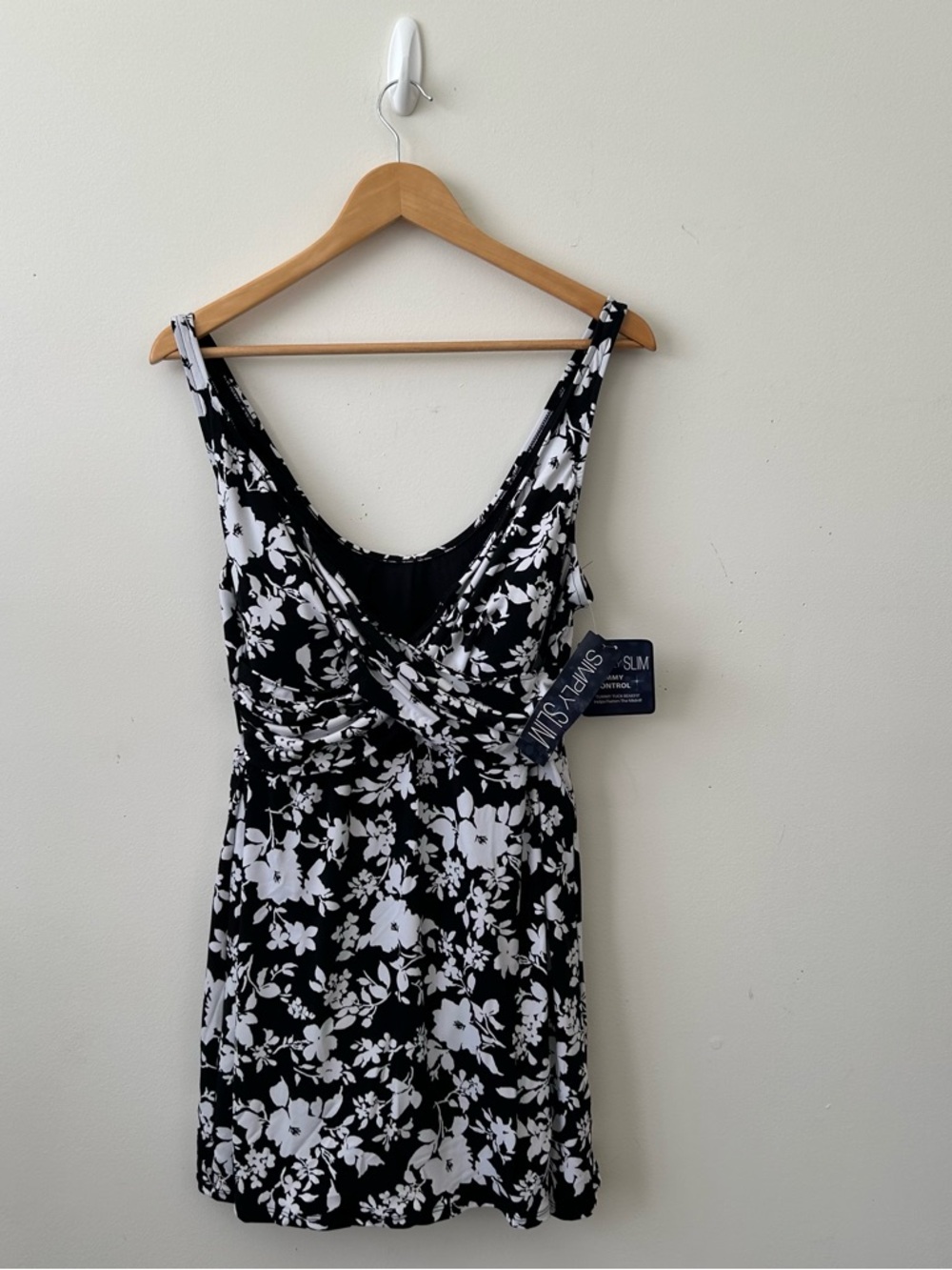 Simply Slim women’s 1X 16W Black White Floral Tummy Control Swim Dress One Piece